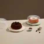 صندوق دائري بلاستيكي لحمل الكيك مع غطاء بمشبك تثبيت من دنيا - خالٍ من مادة BPA - (32 × 14 سم) - صناعة تركية، أبيض - الصورة 2