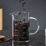 كوب قياس متدرج بمقبض وغطاء متين من الخيزران - زجاج بوروسيليكات - (500 مل) - الصورة 2