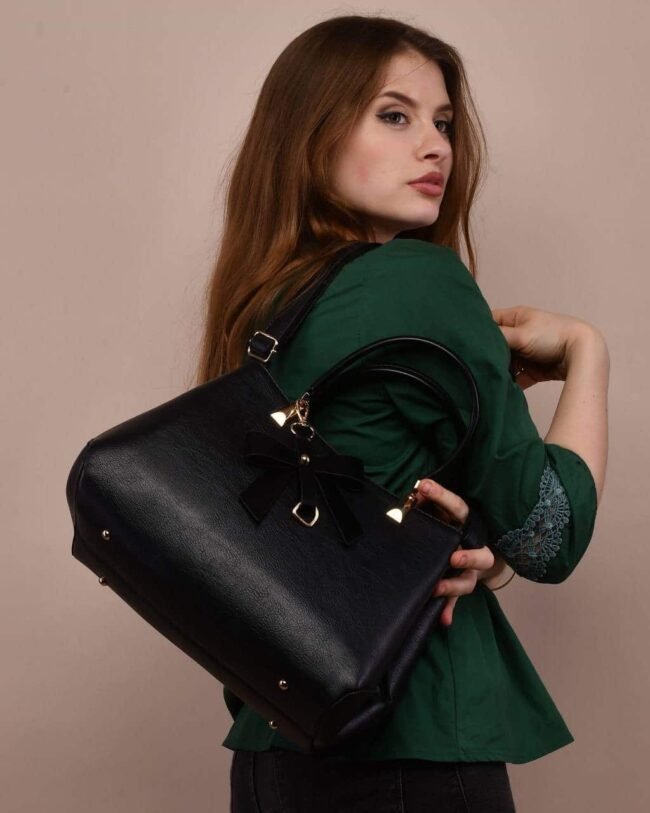 High Quality Leather women's Handbag With A Classic Small Handle And An Exquisitely Shaped Chain