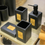 ⁦مجموعة إكسسوارات حمام من البورسلين مكونة من 4 قطع: موزع صابون، كوب، حامل فرشاة أسنان، طبق صابون - أسود غير لامع⁩ - الصورة ⁦5⁩