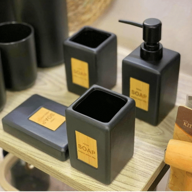 ⁦مجموعة إكسسوارات حمام من البورسلين مكونة من 4 قطع: موزع صابون، كوب، حامل فرشاة أسنان، طبق صابون - أسود غير لامع⁩ - الصورة ⁦5⁩