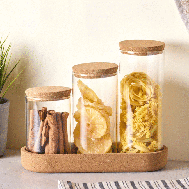 ⁦طقم برطبانات زجاجية من زجاج البورسليكات مع غطاء من الفلين (600-800-1000 مل) وصينية من الفلين⁩ - الصورة ⁦3⁩