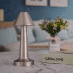 ⁦أباجورة طاولة LED محمول قابل لإعادة الشحن مع 3 خيارات للإضاءة (أبيض، أحمر، دافئ) فضي⁩ - الصورة ⁦2⁩