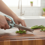 ⁦مقص أعشاب المطبخ متعدد الشفرات من داني هوم - تصميم من الفولاذ المقاوم للصدأ بخمس شفرات مع مشط تنظيف وغطاء واقٍ⁩ - الصورة ⁦2⁩