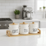 ⁦طقم برطمانات تخزين من البورسلين للقهوة والشاي والسكر – مع أغطية وصينية من الخيزران⁩ - الصورة ⁦4⁩