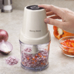 ⁦مفرمة طعام كهربائية منزلية من داني بقوة 250 واط مع وعاء سعة 500 مل - محضر طعام صغير بشفرات مزدوجة من الفولاذ المقاوم للصدأ - مفرمة خضراوات وبصل وثوم ومكسرات بلمسة واحدة⁩ - الصورة ⁦2⁩