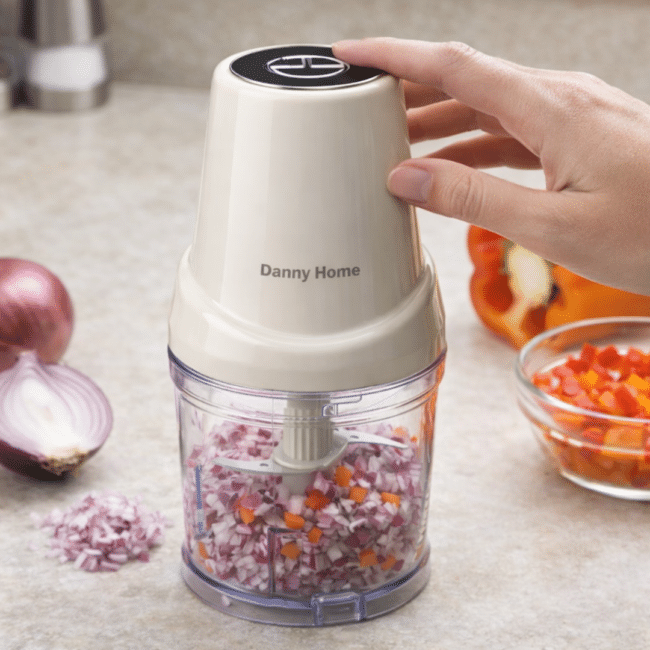 ⁦مفرمة طعام كهربائية منزلية من داني بقوة 250 واط مع وعاء سعة 500 مل - محضر طعام صغير بشفرات مزدوجة من الفولاذ المقاوم للصدأ - مفرمة خضراوات وبصل وثوم ومكسرات بلمسة واحدة⁩ - الصورة ⁦2⁩